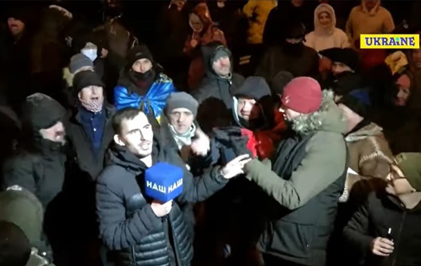 У Києві біля Печерського суду напали на журналіста