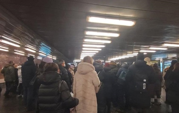 У метро Києва утворилися величезні черги