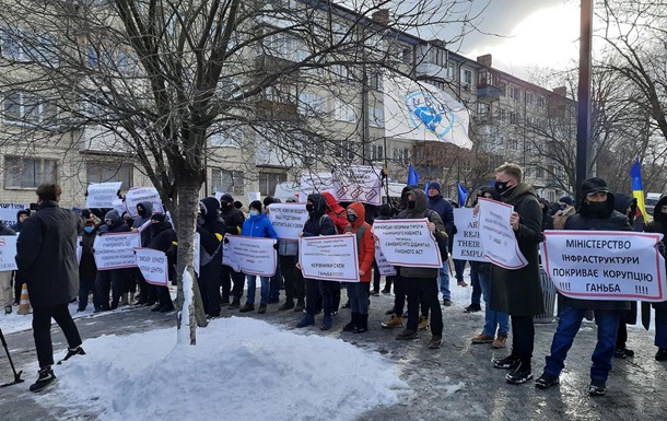 У Києві біля посольства США мітингували моряки