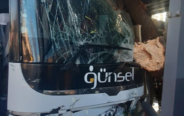 В Одесі автобус зіткнувся з чотирма авто та врізався в магазин