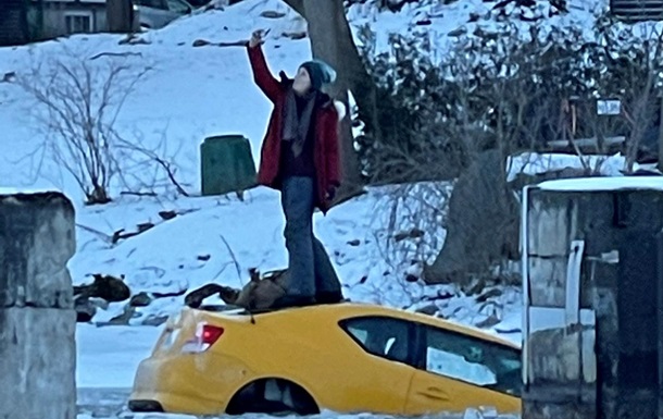 У Канаді дівчина влаштувала фотосесію на даху автомобіля, що тоне