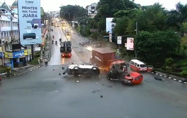В Індонезії вантажівка протаранила десятки авто