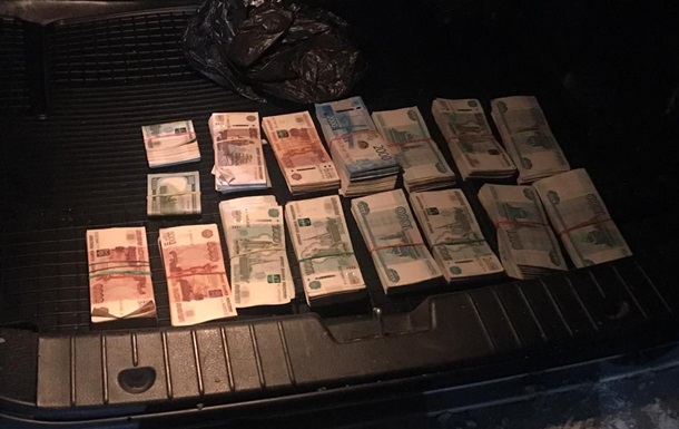 На Донбасі затримали авто з мільйоном рублів РФ