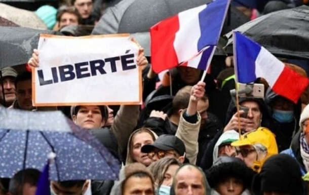 Во Франции 40 тысяч человек протестовали против COVID-пропусков