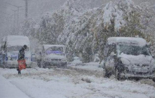 Снігопади в Туреччині: тисячі людей на дорогах та скасування авіарейсів