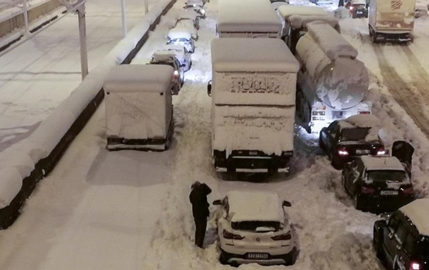 У Греції через снігопад заблоковано тисячі авто