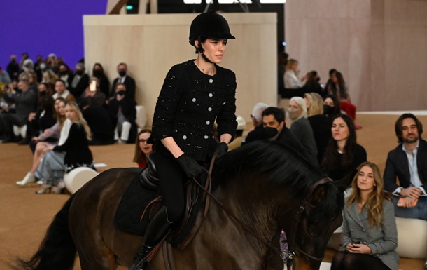 Показ Chanel відкрила принцеса Монако на коні