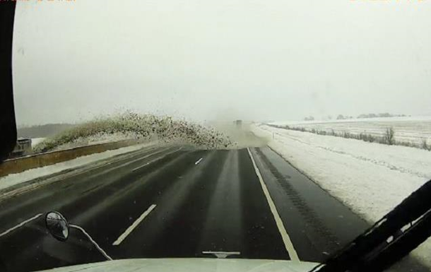 У США снігоприбиральник викликав ДТП, пошкоджено 40 авто