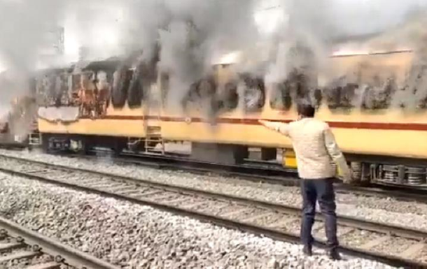 В Індії протестувальники нападають на поїзди