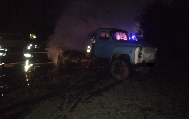 На Прикарпатті автоцистерна потрапила у ДТП, стався витік палива