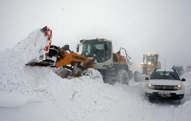 У Туреччині сніг заблокував понад п ять тисяч доріг