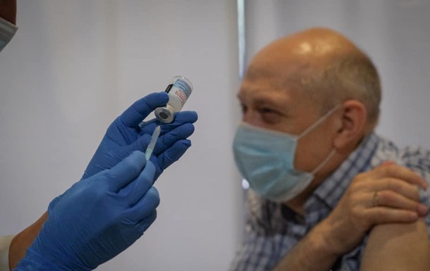 Темп COVID-вакцинації впав до 20 тисяч
