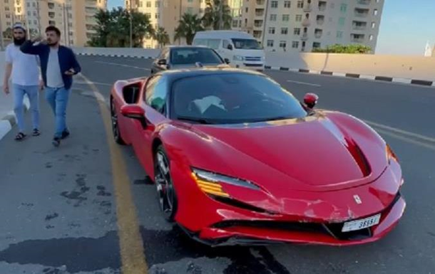 Український блогер розбив у Дубаї суперкар Ferrari