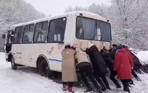 На Київщині пасажирки штовхали автобус