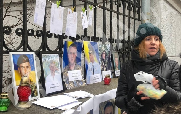 У Києві триває мітинг проти насильства в армії