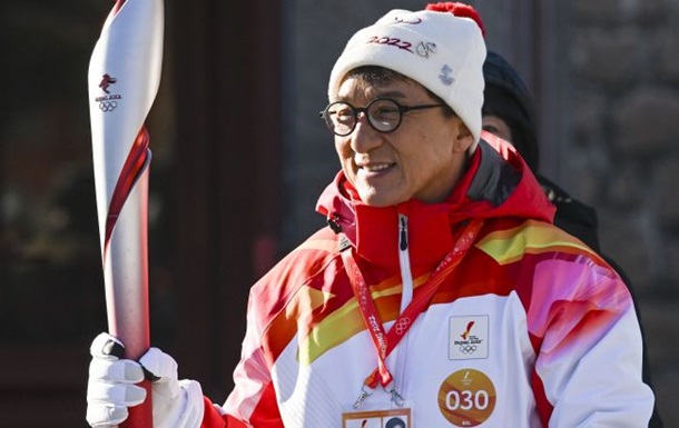 Джекі Чан проніс олімпійський вогонь по Великій китайській стіні
