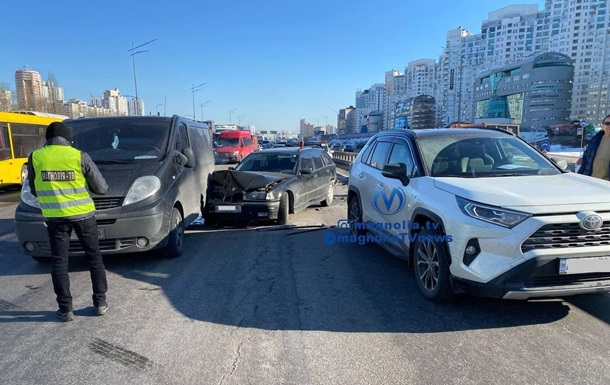 У Києві зіткнулися чотири авто, є постраждалий
