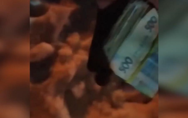 У Житомирі чоловік знайшов велику суму грошей та віддав поліції