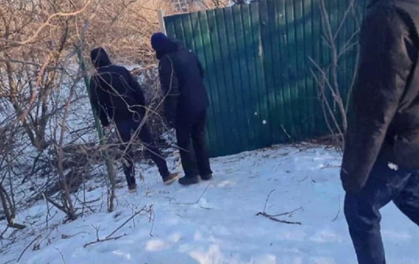 У Києві люди знесли паркан на будівництві