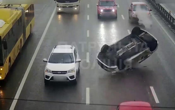 З явилося відео ДТП з авто, що перекинулося в Києві
