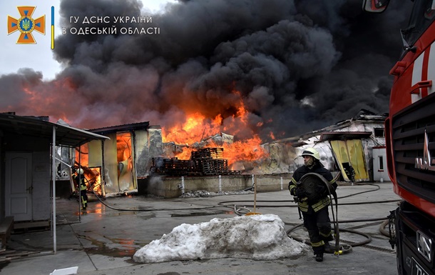 З явилися фото пожежі складів на Одещині