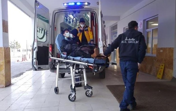 У Туреччині при перекиданні автобуса постраждали 11 людей