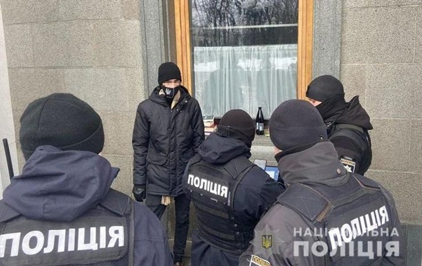 Житель Львова кинув молоток у вікно Верховної Ради