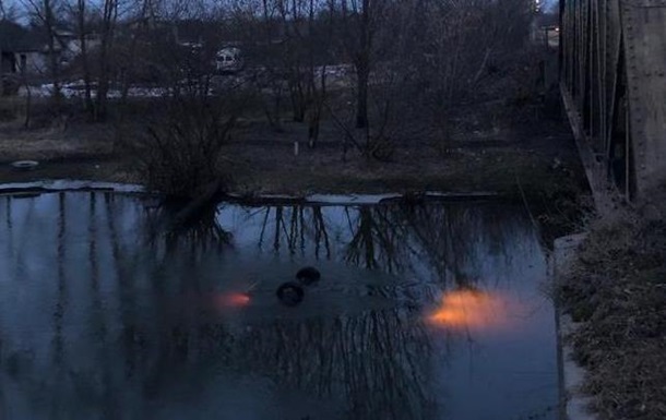 На Львівщині авто злетіло з мосту в річку, є жертва