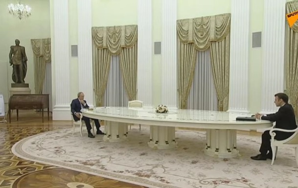 У Москві триває зустріч Путіна з Макроном