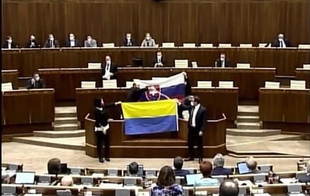 У Словаччині парламентарі осквернили прапор України
