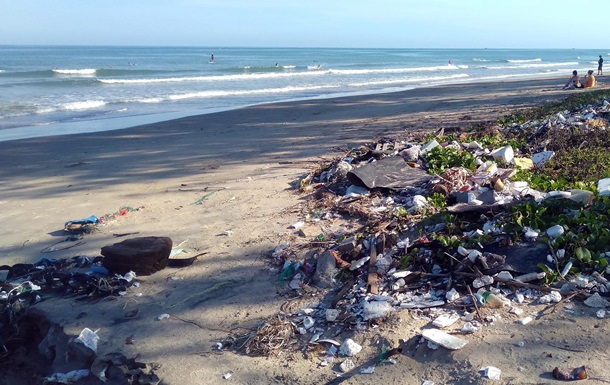 Людству загрожує неминуча пластикова криза