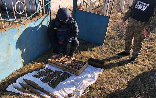 СБУ під час навчань виявила схованку зі зброєю