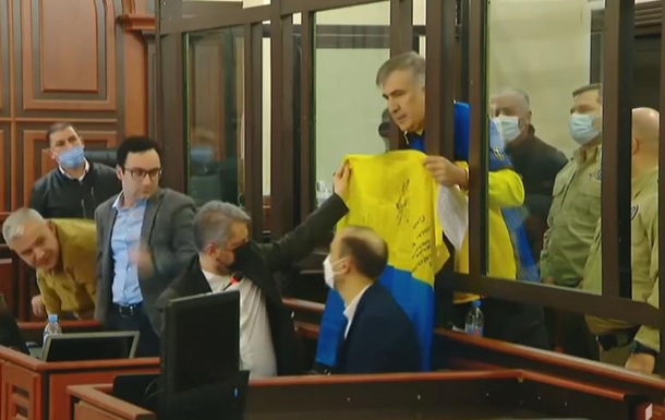 Саакашвілі у грузинському суді заспівав гімн України