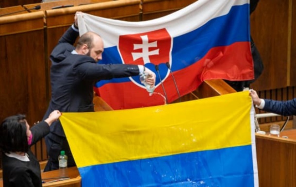 Облили прапор України. Інцидент у Словаччині