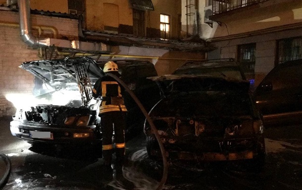 У Києві вночі згоріли два автомобілі Lexus