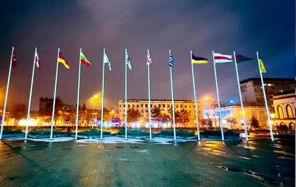 Минск назвал  актом вандализма  замену флага Беларуси в Днепре