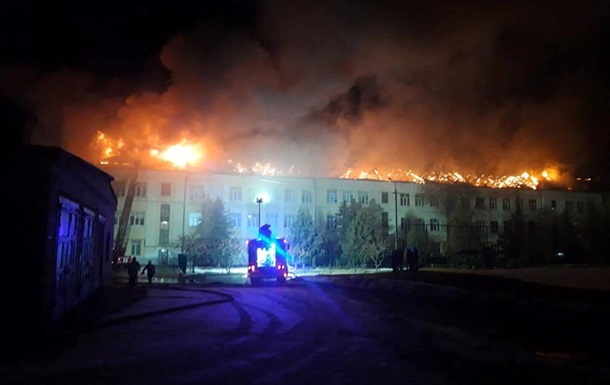 У Києві 60 людей гасять пожежу в гімназії