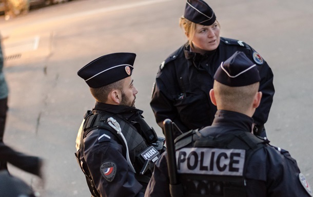 У Парижі на вокзалі поліцейські застрелили чоловіка з ножем