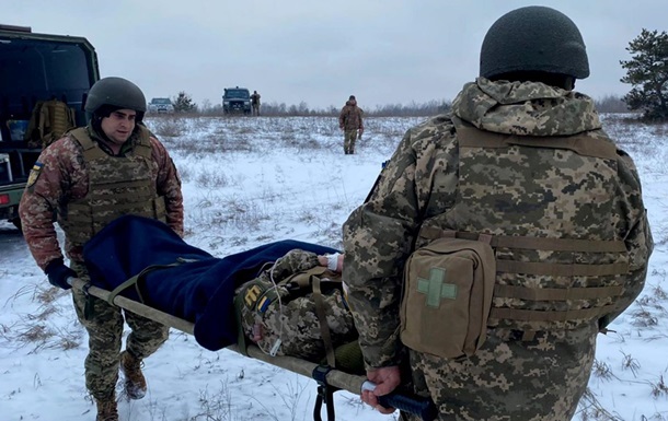 На Донбасі три обстріли, поранено військового