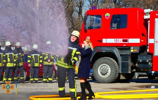 Пожежник ДСНС із дружиною креативно дізналися стать дитини