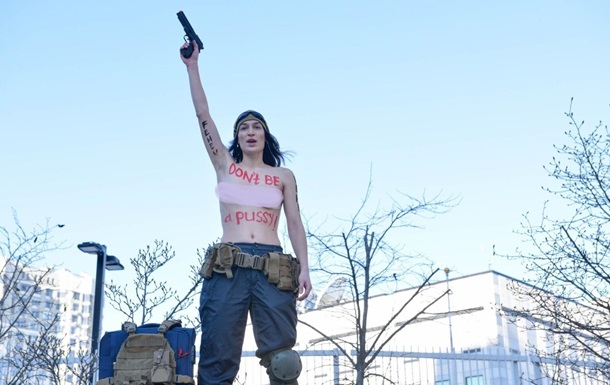У Києві активістка Femen влаштувала акцію біля посольства США