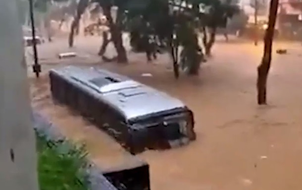 Под Рио-де-Жанейро произошло мощное наводнение, есть жертвы