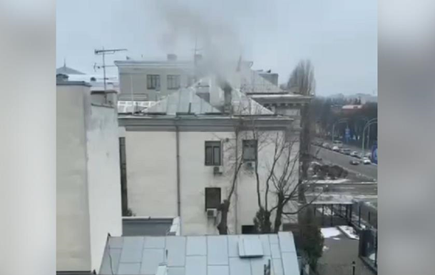 В Киеве из здания посольства РФ шел дым - соцсети