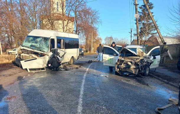 Біля Києва у ДТП з маршруткою постраждали семеро людей