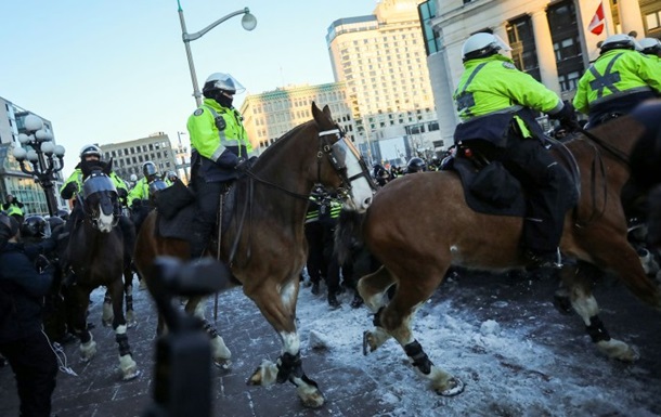 В Оттаве протест разгоняла конная полиция
