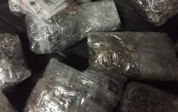 Border guards seized more than 1,200 jewelry at the border with Russia