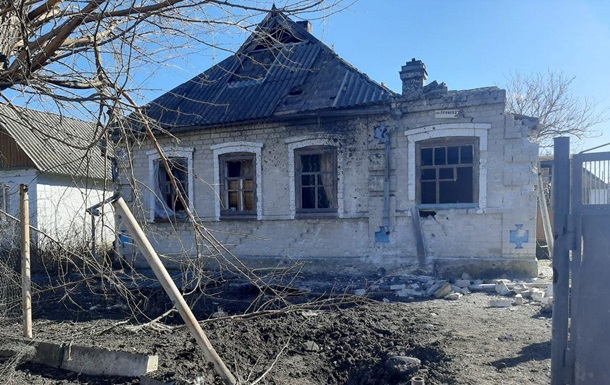 Сепаратисти обстріляли Новогнатівку: пошкоджено 14 будинків