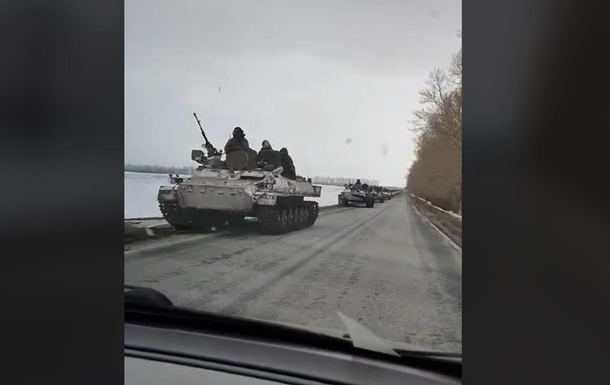 В соцсетях публикуют видео колонн войск РФ