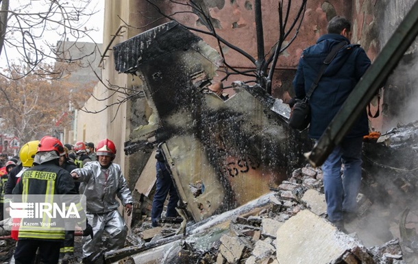 В Иране военный самолет упал на город