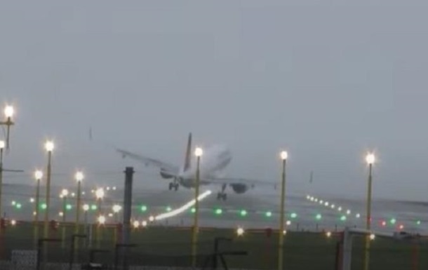 У Британії літак перервав посадку через шторм